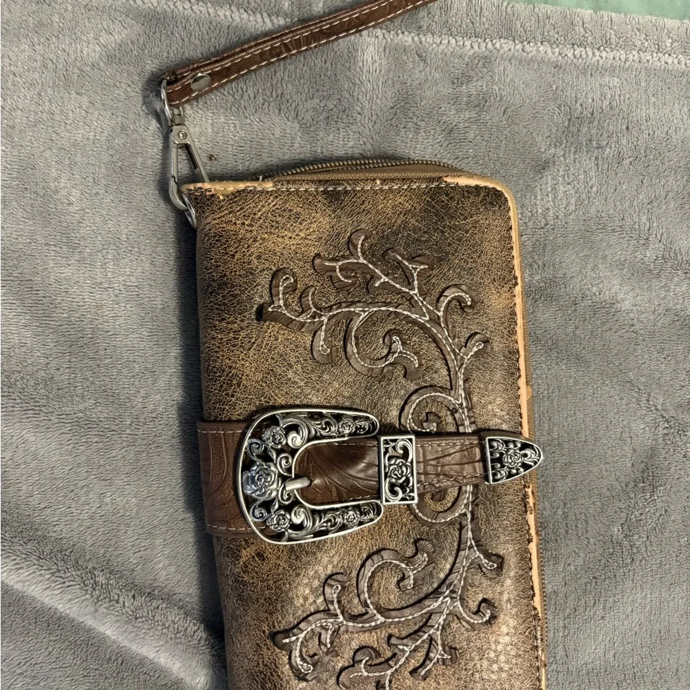 Vintage Brown Leather Clutch with Ornate Buckle - Picture 6 of 8